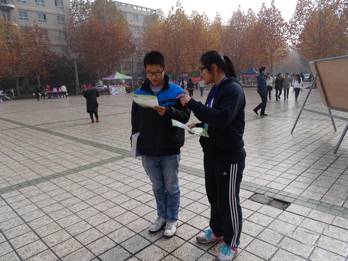侨法宣传员接受在校大学生的咨询,为其解答疑问
