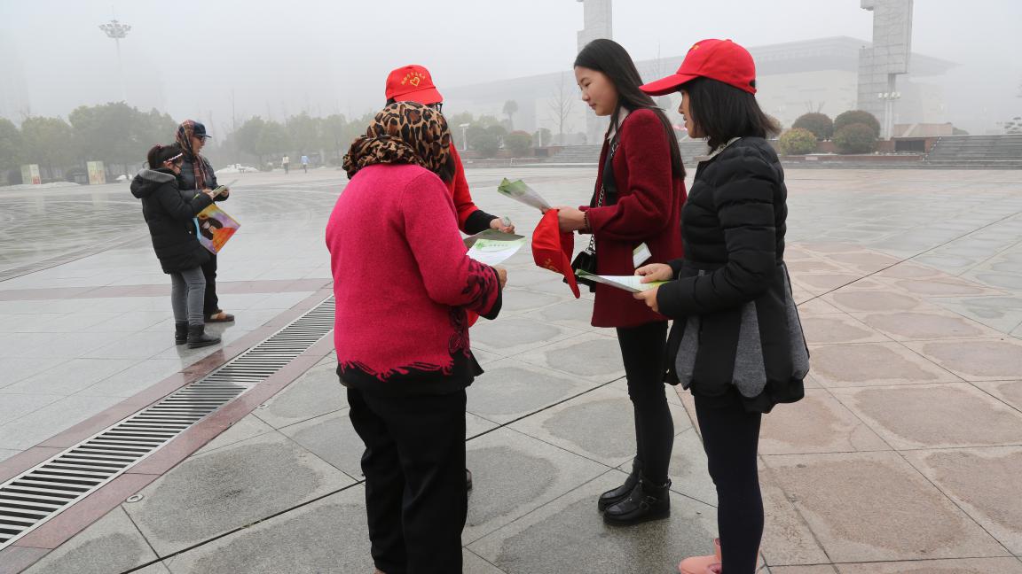 侨法宣传员为来往市民解读侨法,消除疑问